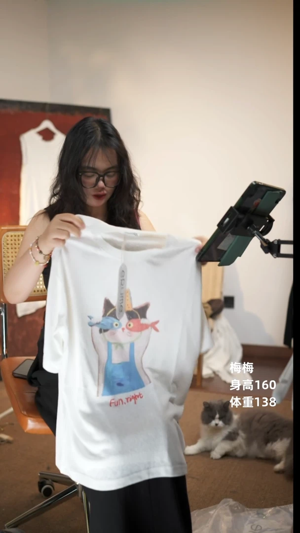 白色小猫吃鱼短袖