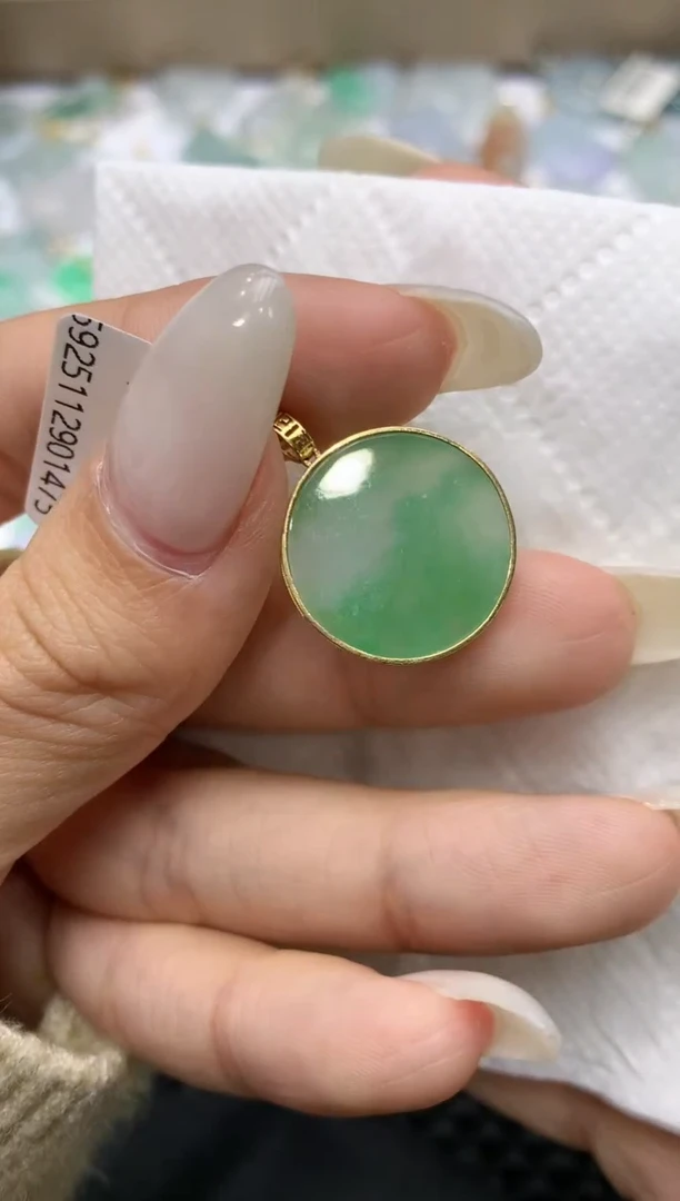 颈饰18K金镶嵌翡翠111111111111