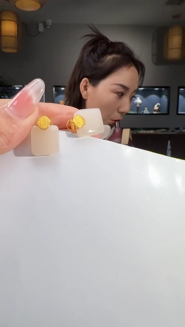 18K金镶嵌和田玉耳饰1