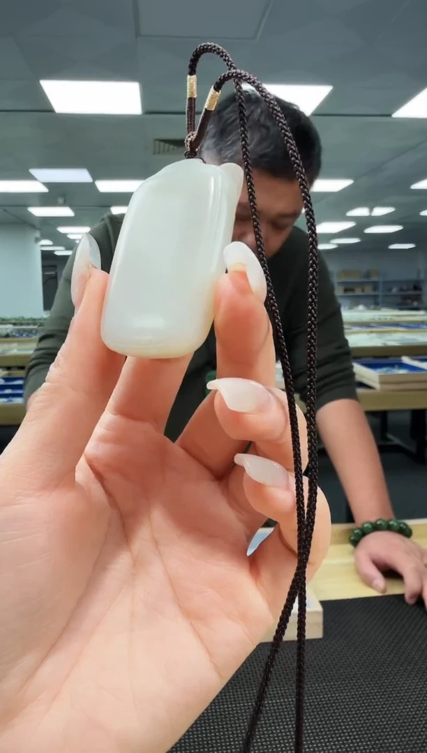 吊坠(赠链)未镶嵌和田玉青花无事牌吊坠多样性发一