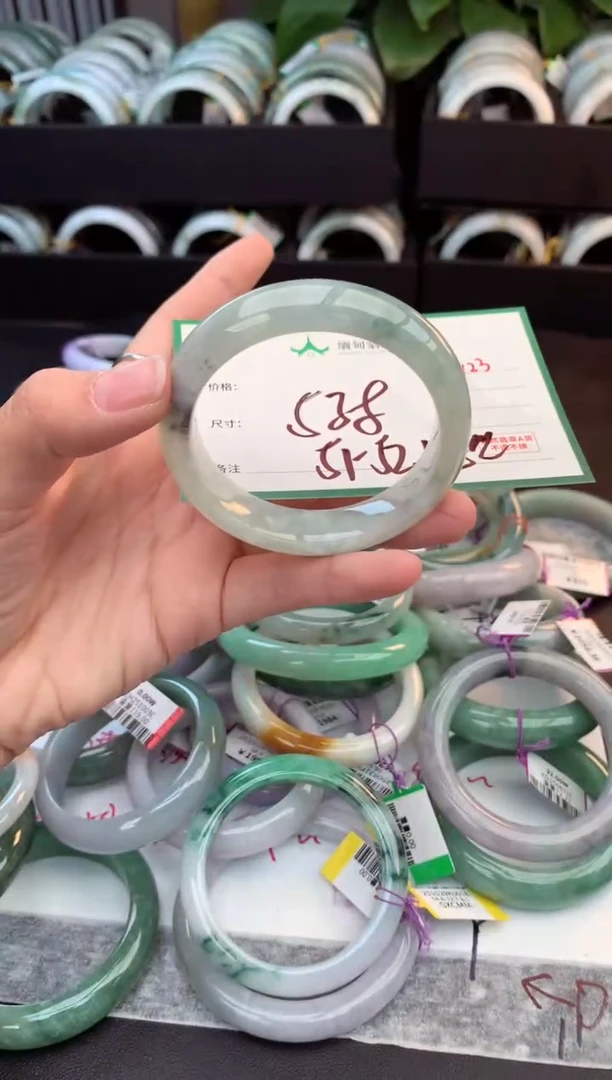 未镶嵌定制翡翠毛货需精细抛光+多人