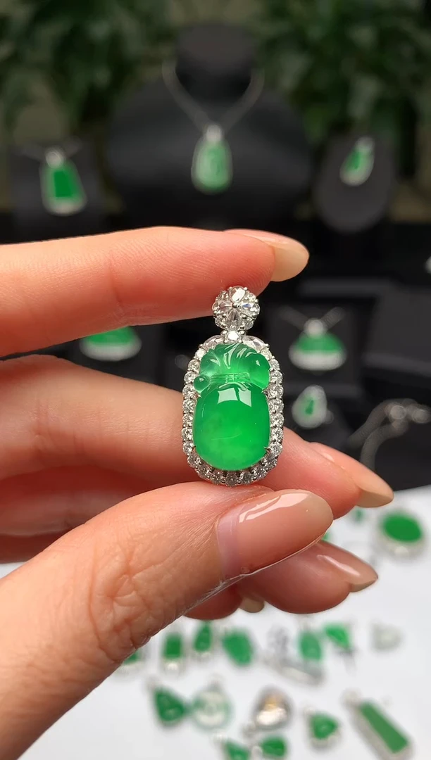 颈饰18K金镶嵌翡翠福袋