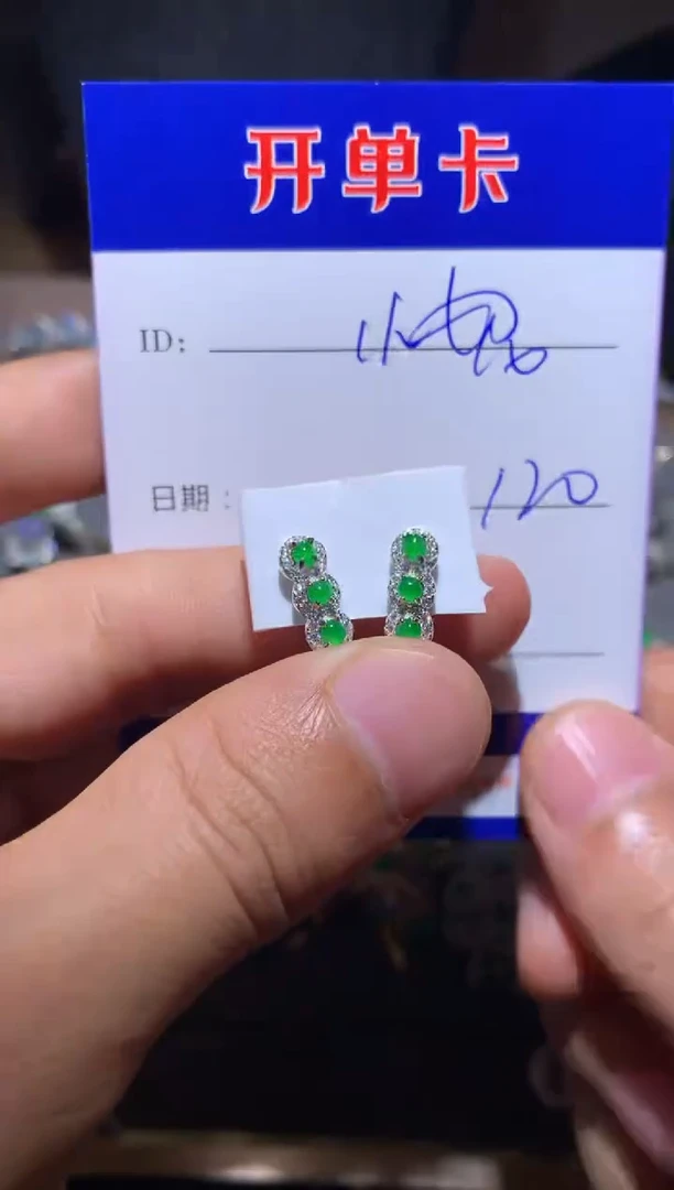 【闪购商品】翡翠耳饰银S925镶嵌泡芙小妮