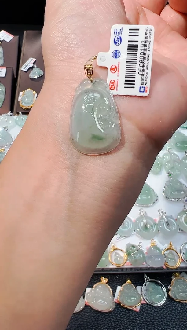 翡翠18K金镶嵌颈饰如意吊坠193