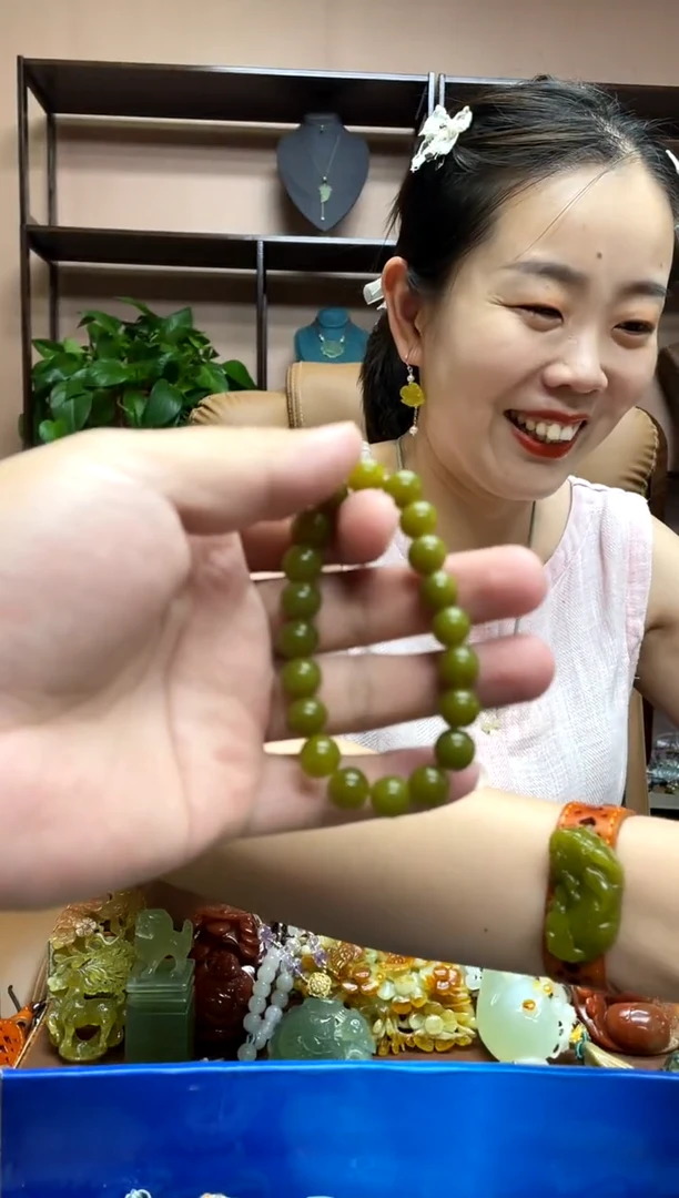 未镶嵌岫玉颈饰多样性发货发其中之一