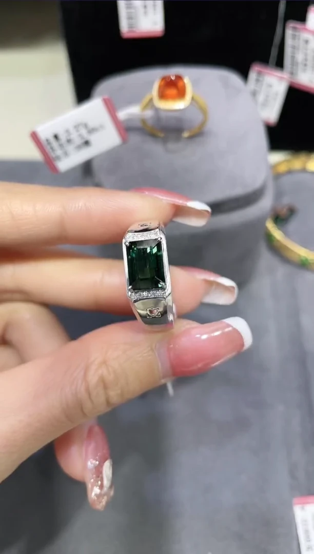 18K金镶嵌天然碧玺戒指