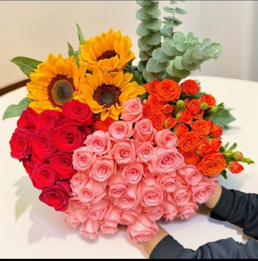10支随机色玫瑰+多头玫瑰3支+扶朗花10支+向日葵2支+配草