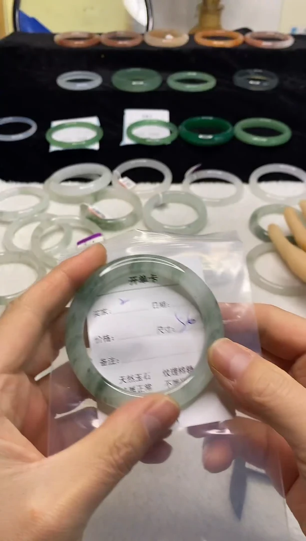 未镶嵌手镯石英质玉1