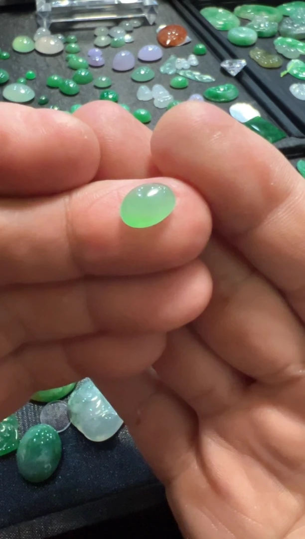 【闪购商品】翡翠挂件未镶嵌绿晴蛋面