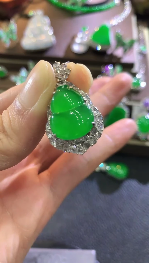 吊坠(不含链)18K金镶嵌翡翠小**?n125