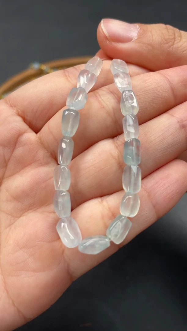 套链足金镶嵌翡翠一条  P352