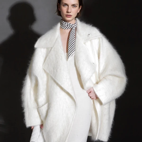 露露专属-年渡奢品金属扣设计山羊绒拉毛大衣冬季新款PI24A0462