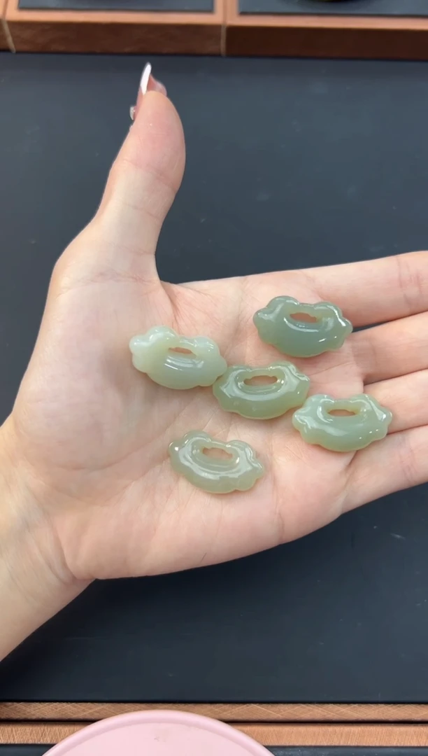 【闪购商品】和田玉吊坠(不含链)未镶嵌且末微色差近矿吊坠