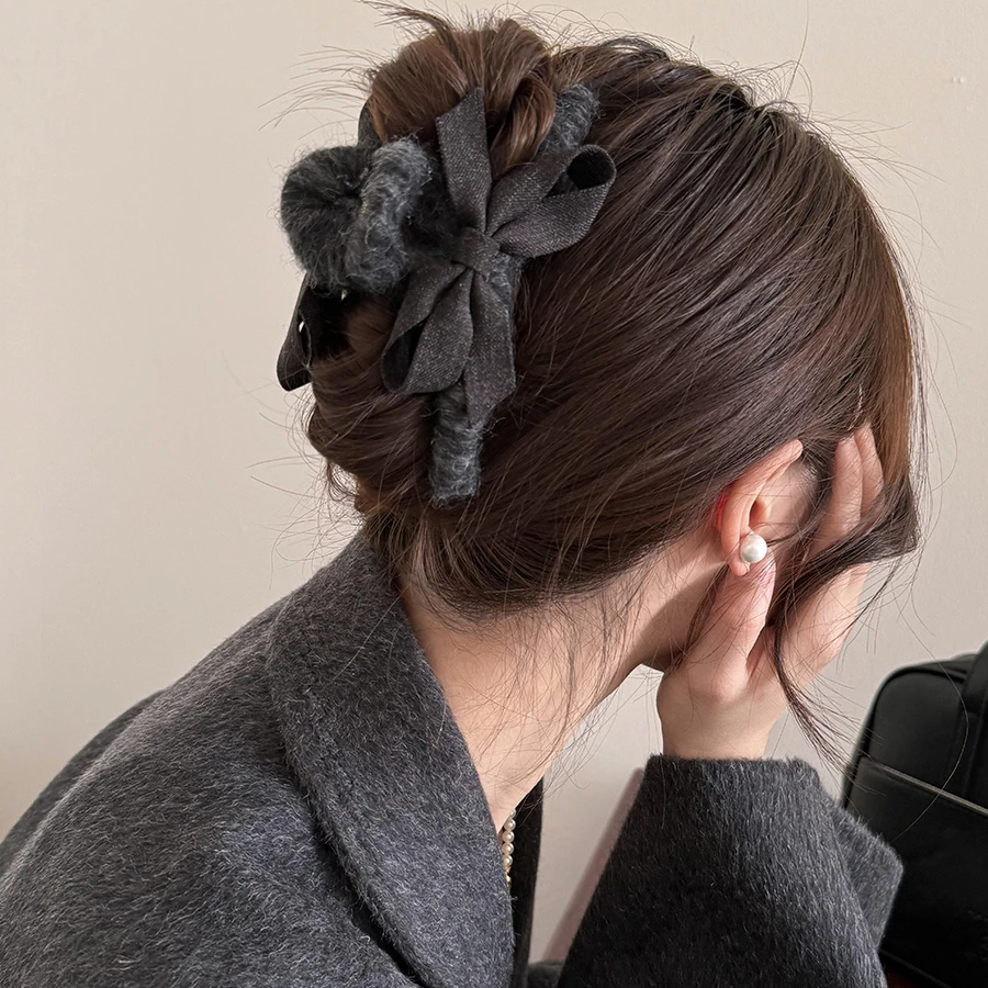 秋冬蝴蝶结羊毛绒发抓夹女高级感2025新款鲨鱼夹秋冬款后脑勺发夹