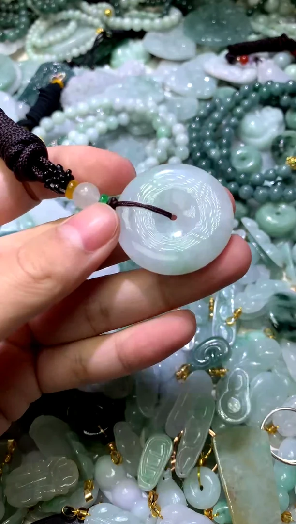 颈饰未镶嵌翡翠平安扣