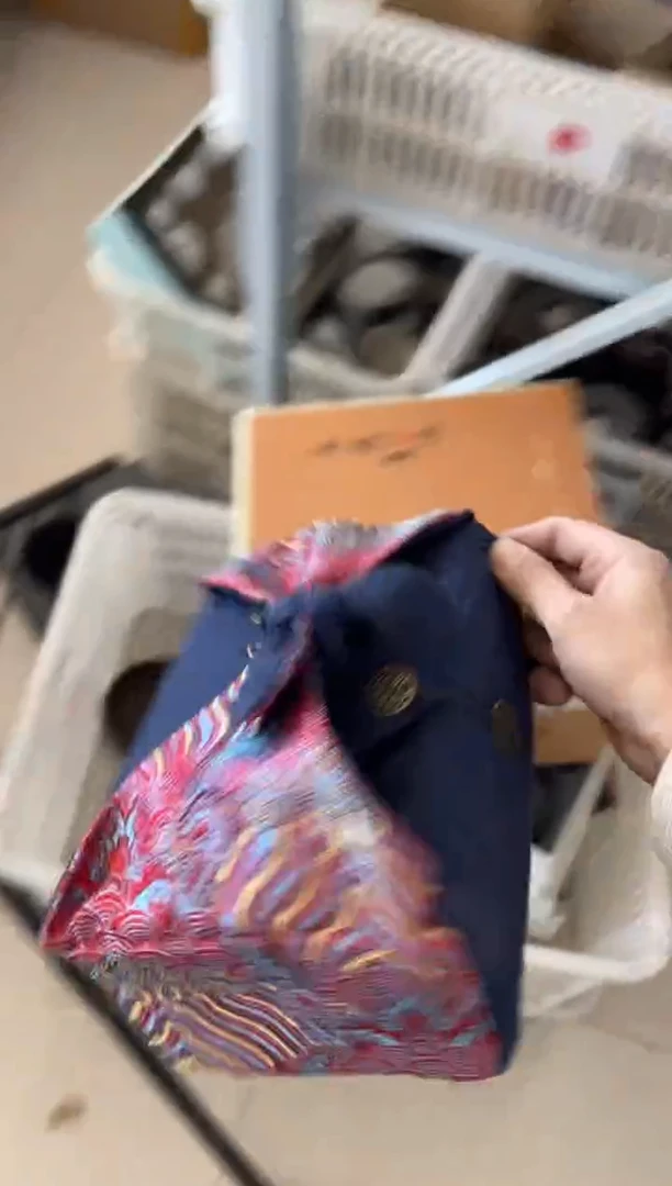 无运费险有瑕疵的摄影的产品有使用过的痕迹有点脏介意勿拍