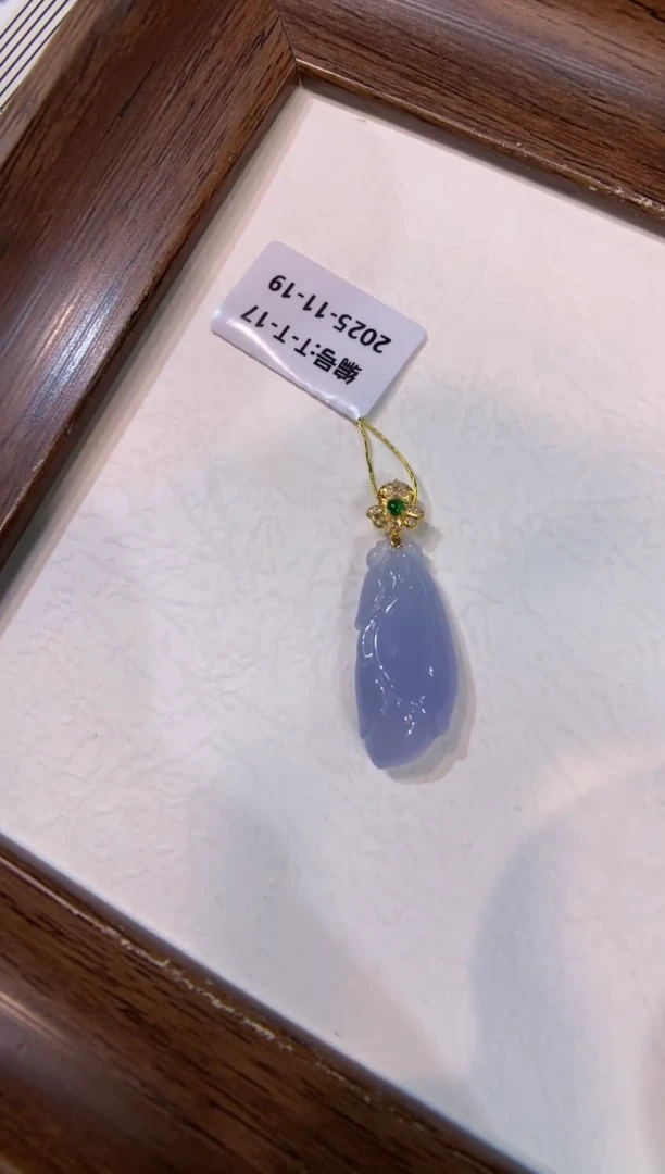 颈饰18K金镶嵌翡翠玉兰花