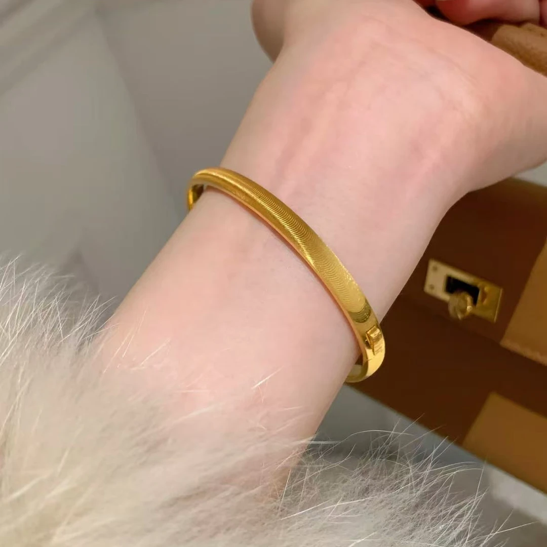 钛钢手镯 猫眼亮闪闪手镯    宽面