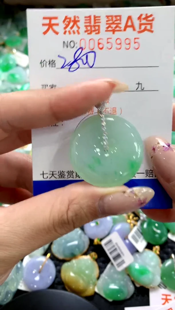 翡翠18K金镶嵌颈饰1111111111111111