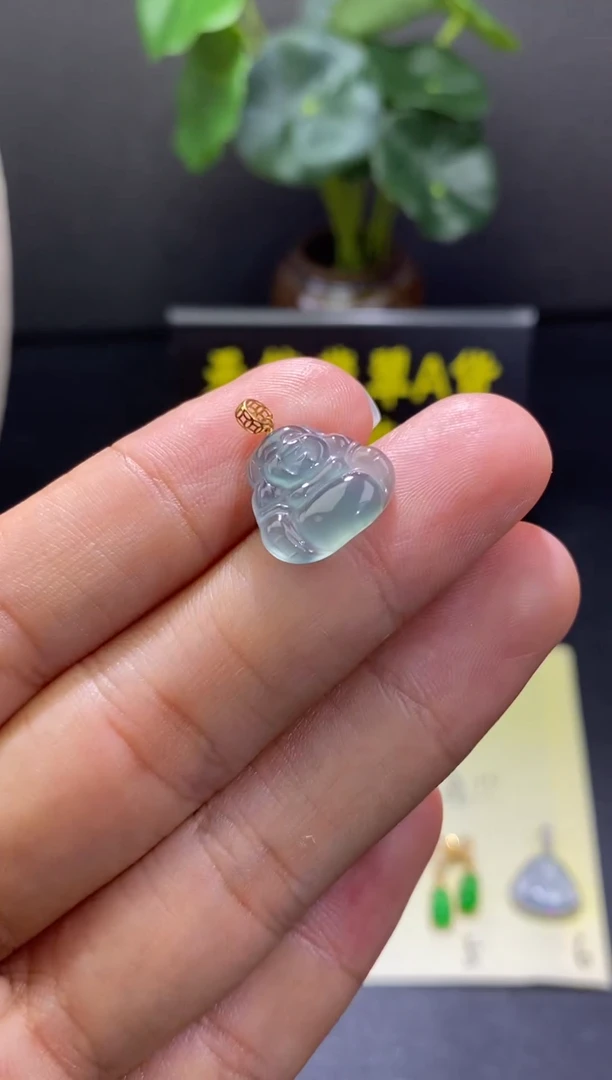 翡翠18K金镶嵌颈饰翡翠吊坠