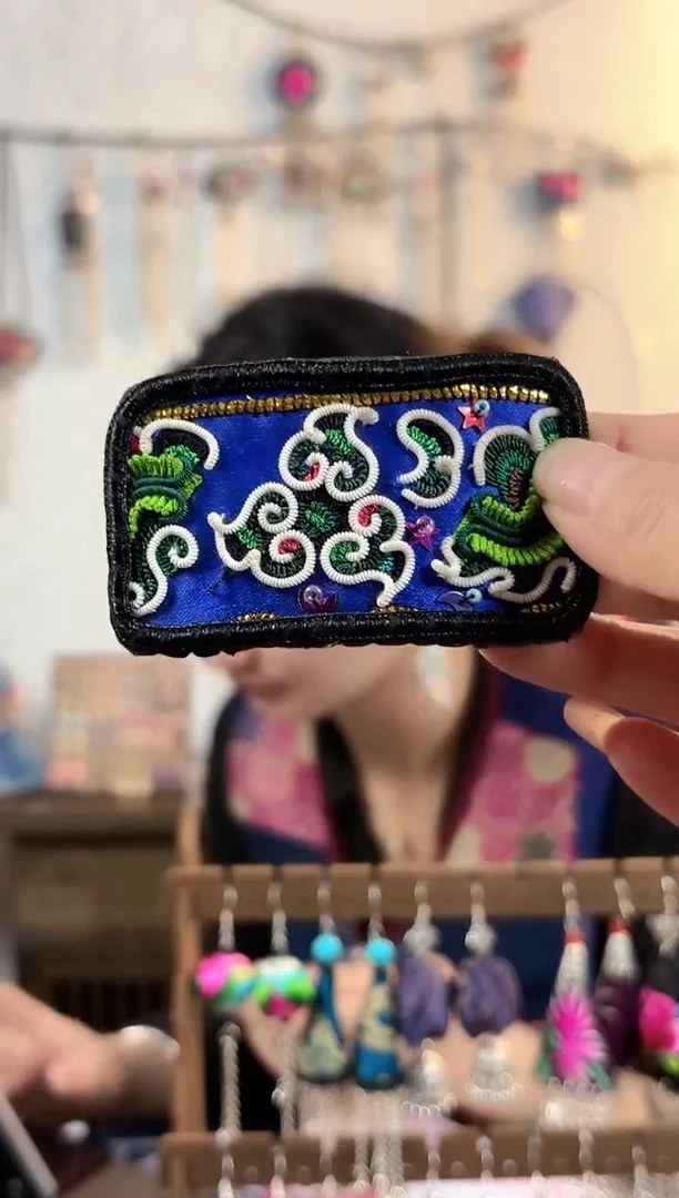 织绣彩云南阁非遗老绣饰品044