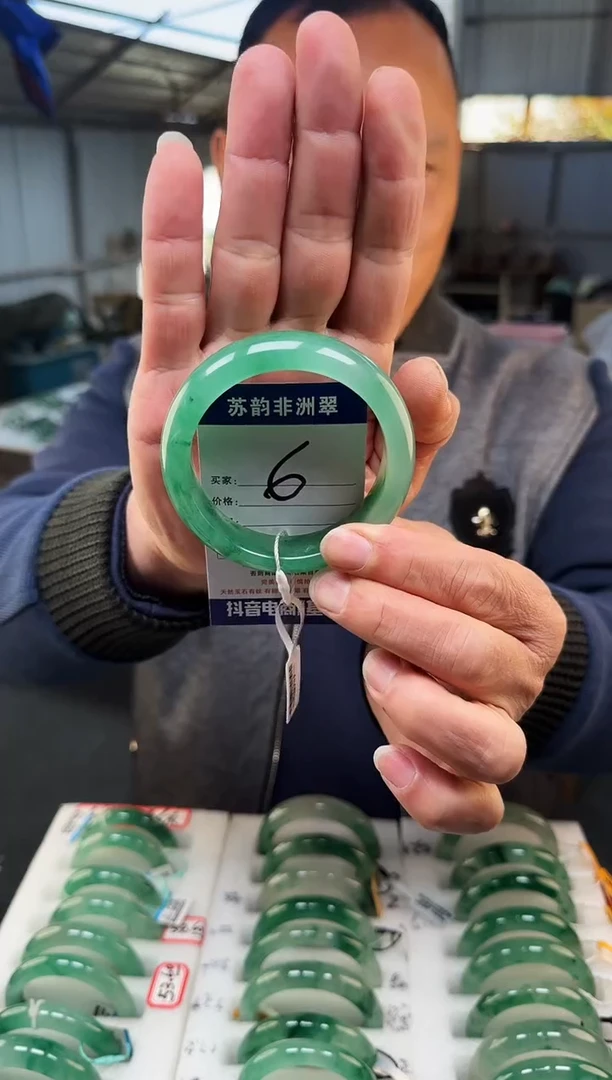 未镶嵌手镯石英质玉（非洲翠）60+