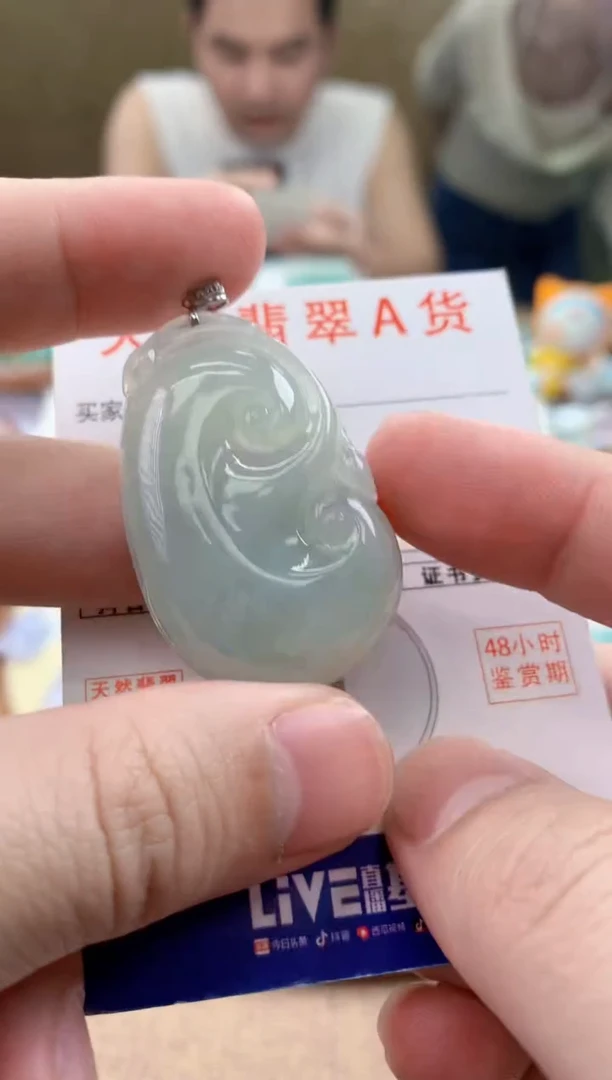 颈饰18K金镶嵌翡翠 天然A货翡翠挂件