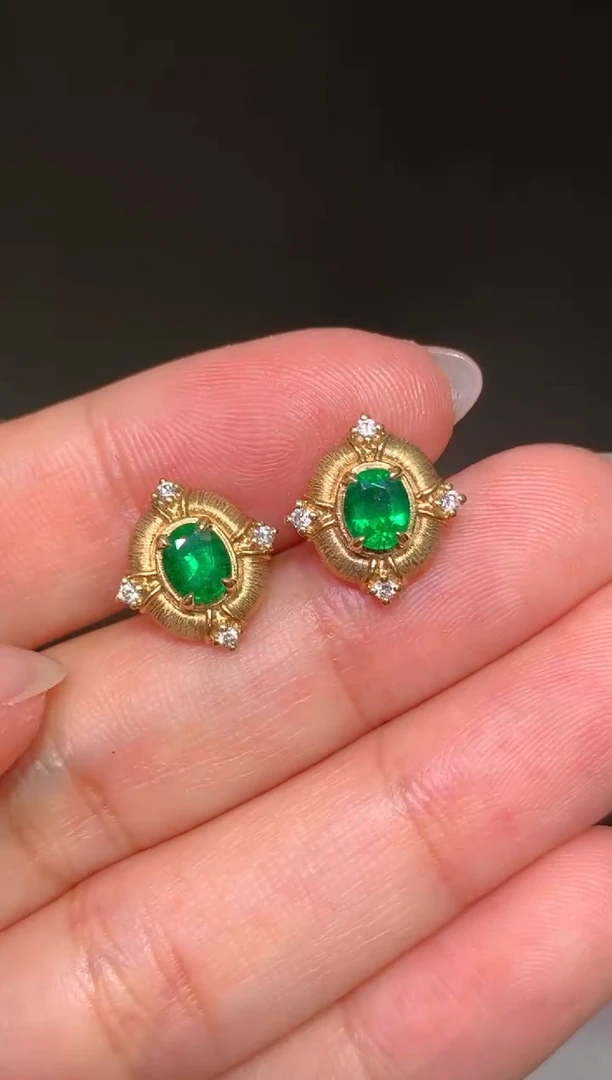 18K金镶嵌耳饰祖母绿1.01ct