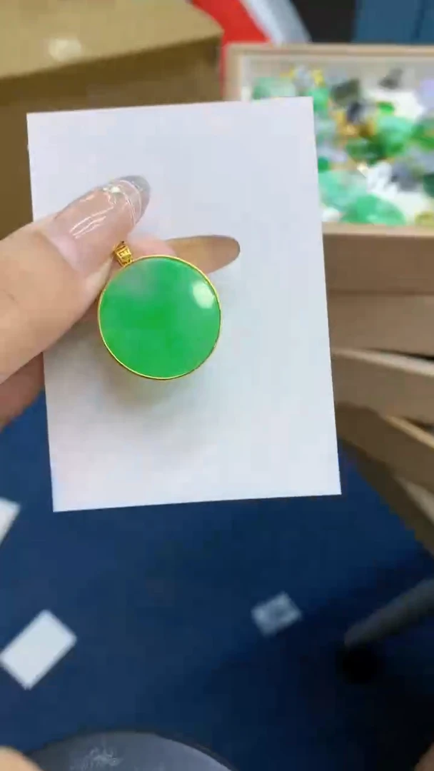 颈饰18K金镶嵌翡翠君*意1