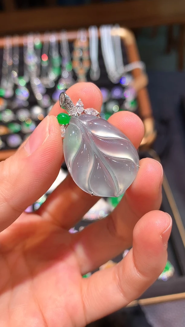 吊坠(赠链)18K金镶嵌翡翠玻璃种飘花芭蕉叶吊坠