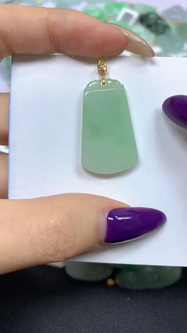 颈饰18K金镶嵌翡翠