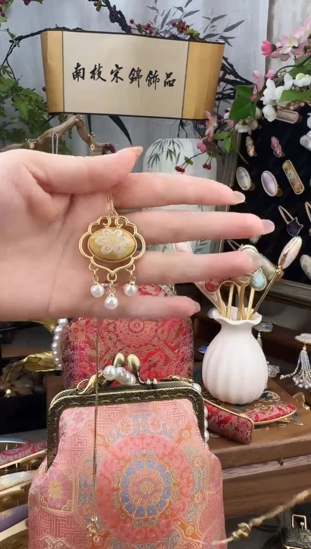 布艺锌合金黄色项链
