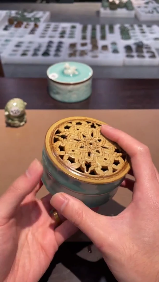 129窑承青瓷香薰盒