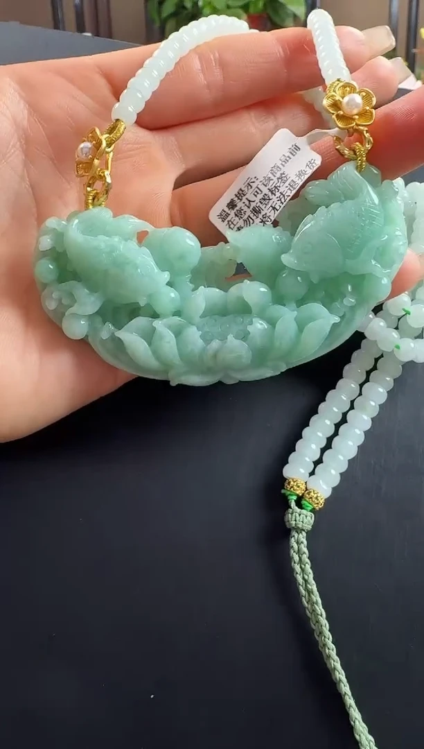 颈饰未镶嵌翡翠弯弯