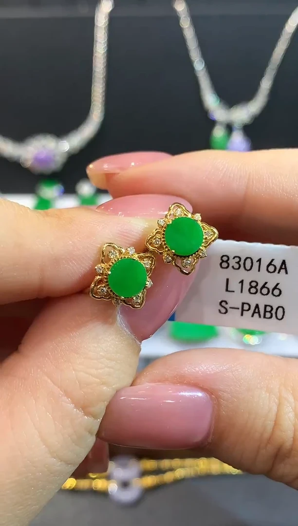 18K金镶嵌翡翠耳饰多样性发其一