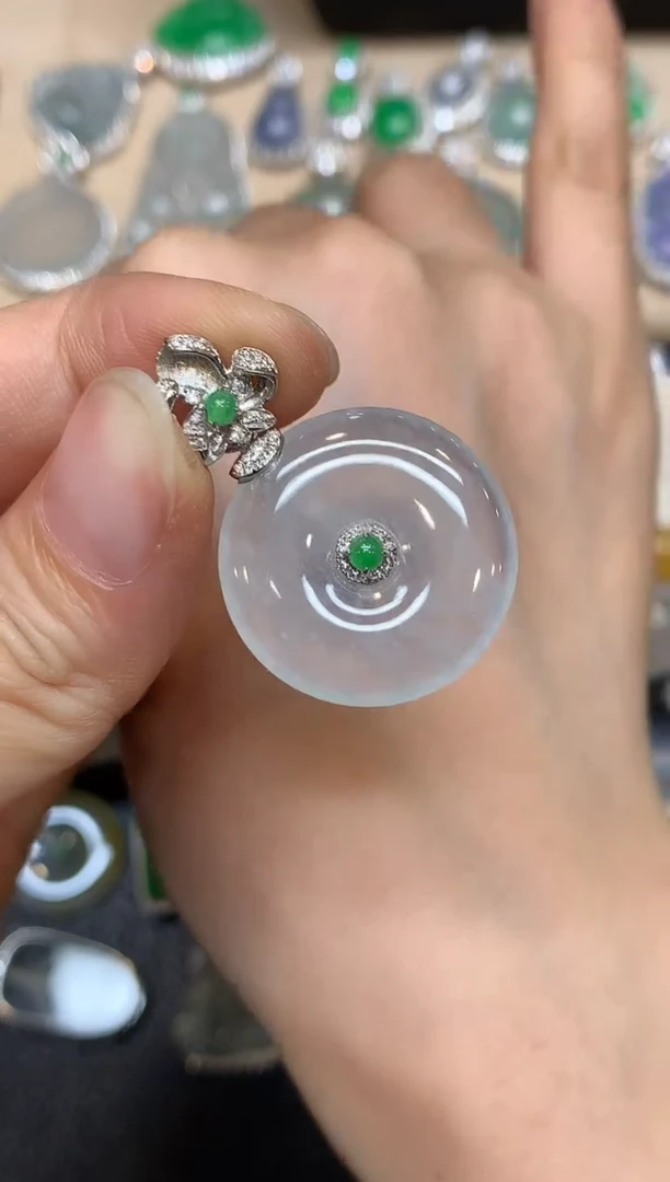 颈饰18K金镶嵌翡翠平安扣【无服务费