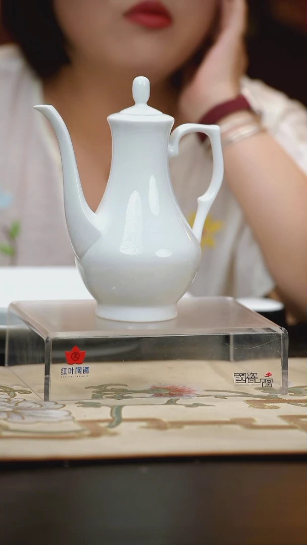 1个微瑕白胎酒壶（带盖）（无底款）
