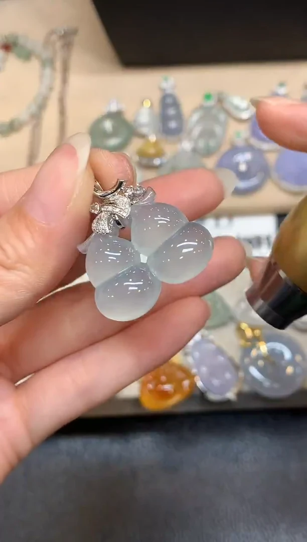 颈饰18K金镶嵌翡翠葫芦【无服务费