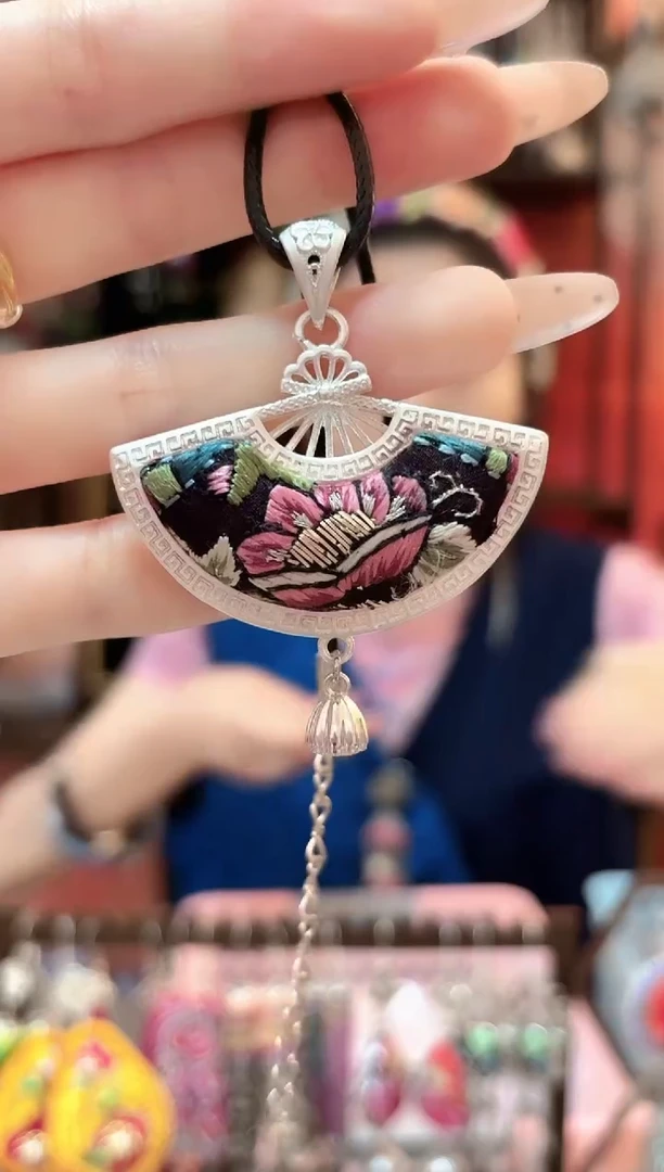 织绣云织谣民族风精美饰品  109