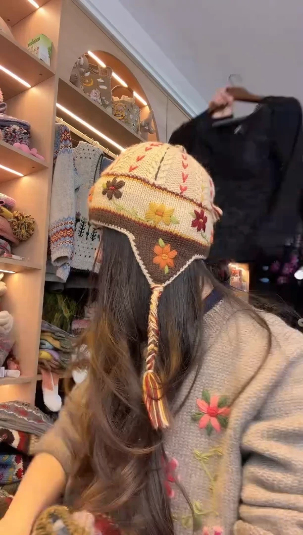 羊毛浅咖色立体护耳帽