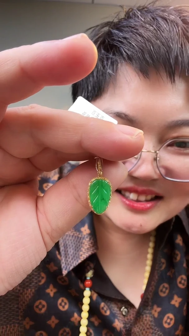 颈饰18K金镶嵌翡翠吊坠