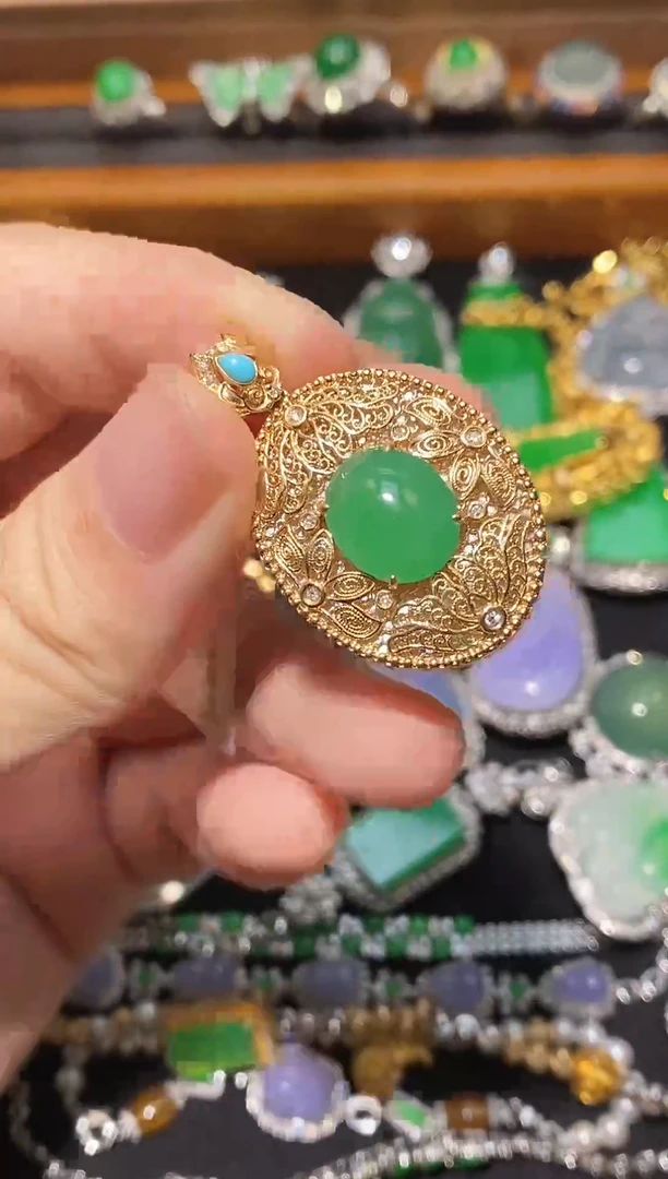 翡翠18K金镶嵌颈饰吊坠