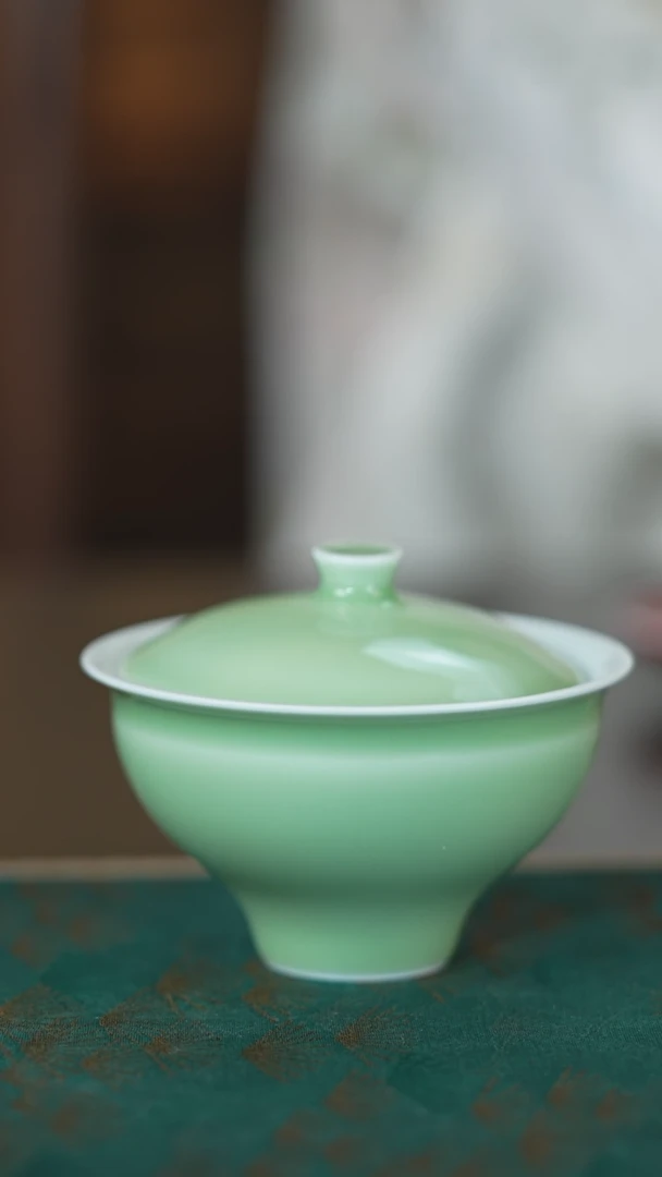 耕道堂豆青色海棠盖碗