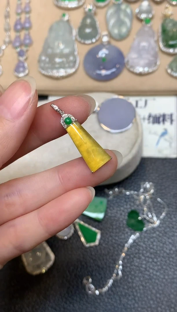 颈饰18K金镶嵌翡翠无事柱【无服务费