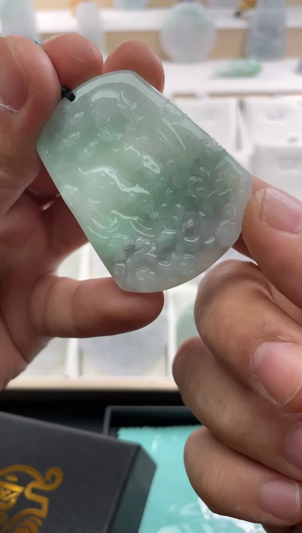 翡翠未镶嵌颈饰..../4/25/ 305