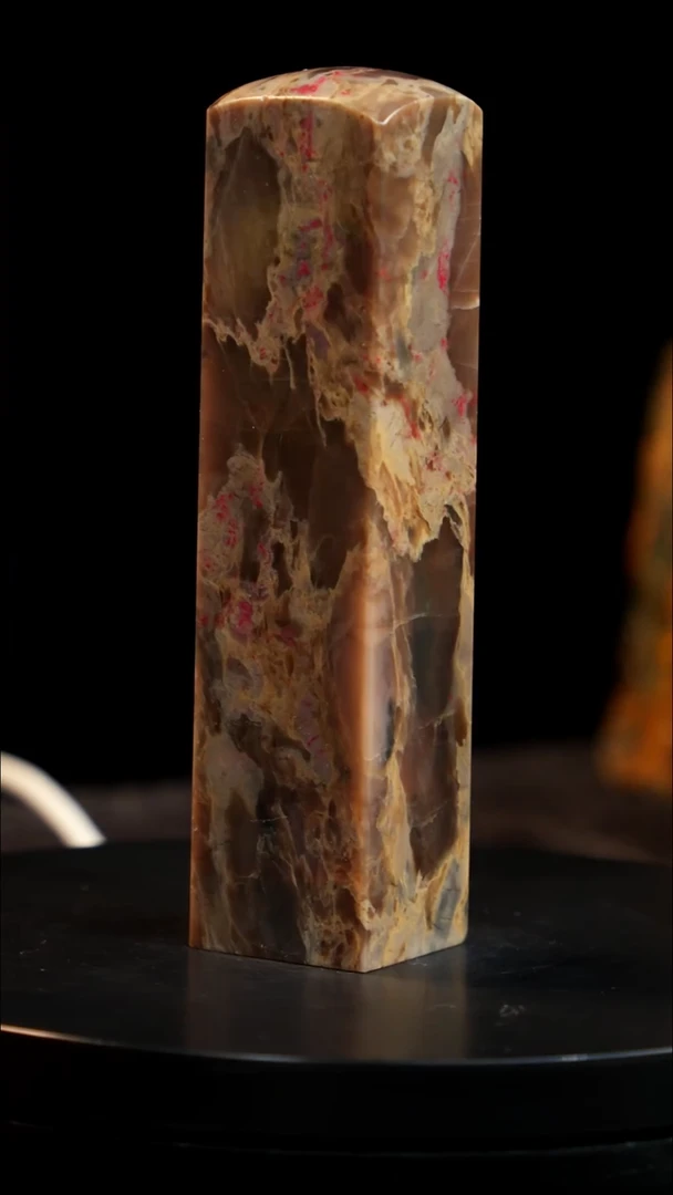 昌化石牛角冻鸡血石