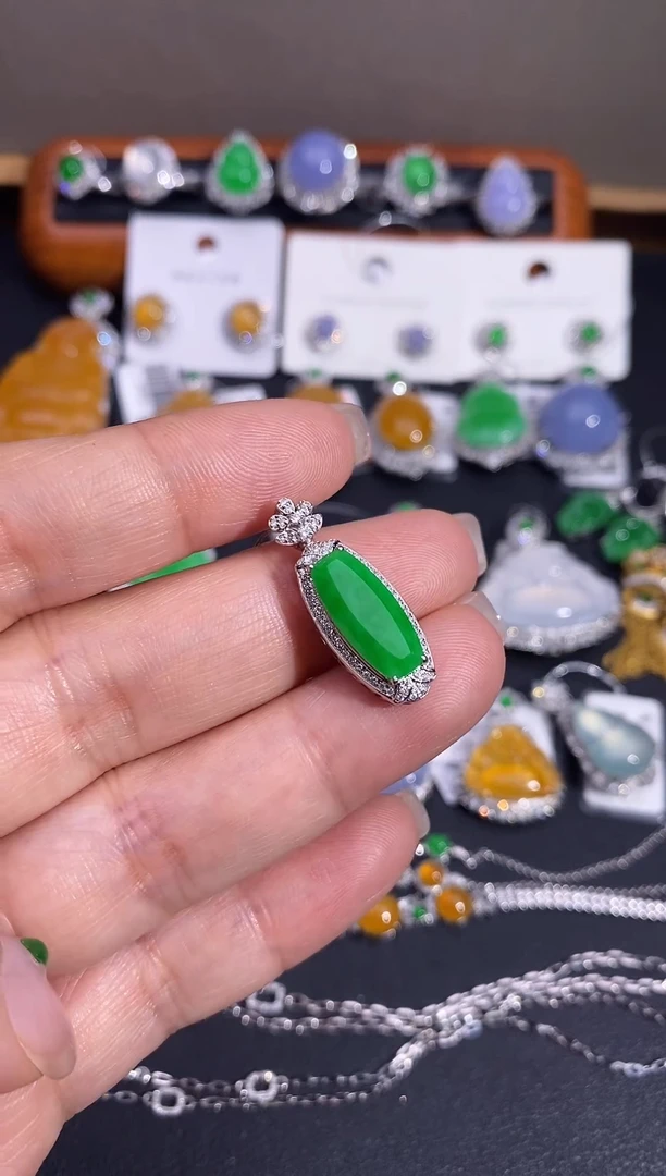 【闪购商品】翡翠颈饰18K金镶嵌吊坠