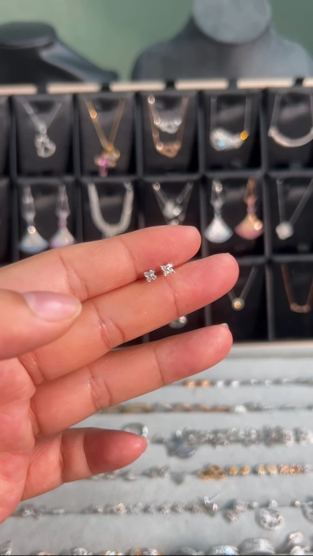 18K金镶嵌耳饰钻石四钻石耳钉