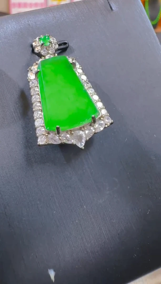 翡翠未镶嵌吊坠(赠链)天然a货翡翠