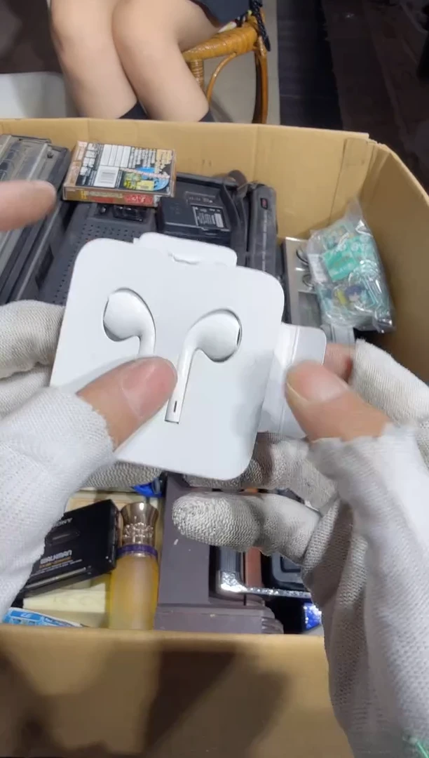 8新真****8   169中古商品，瑕疵品，不保好坏。